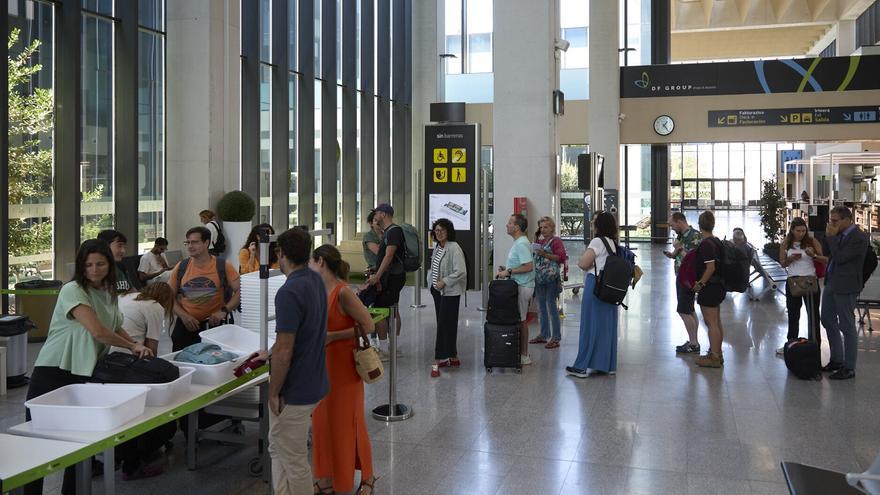 Navarra lanza su primera licitación para ampliar vuelos desde Pamplona: Londres, Italia y Alemania en el radar