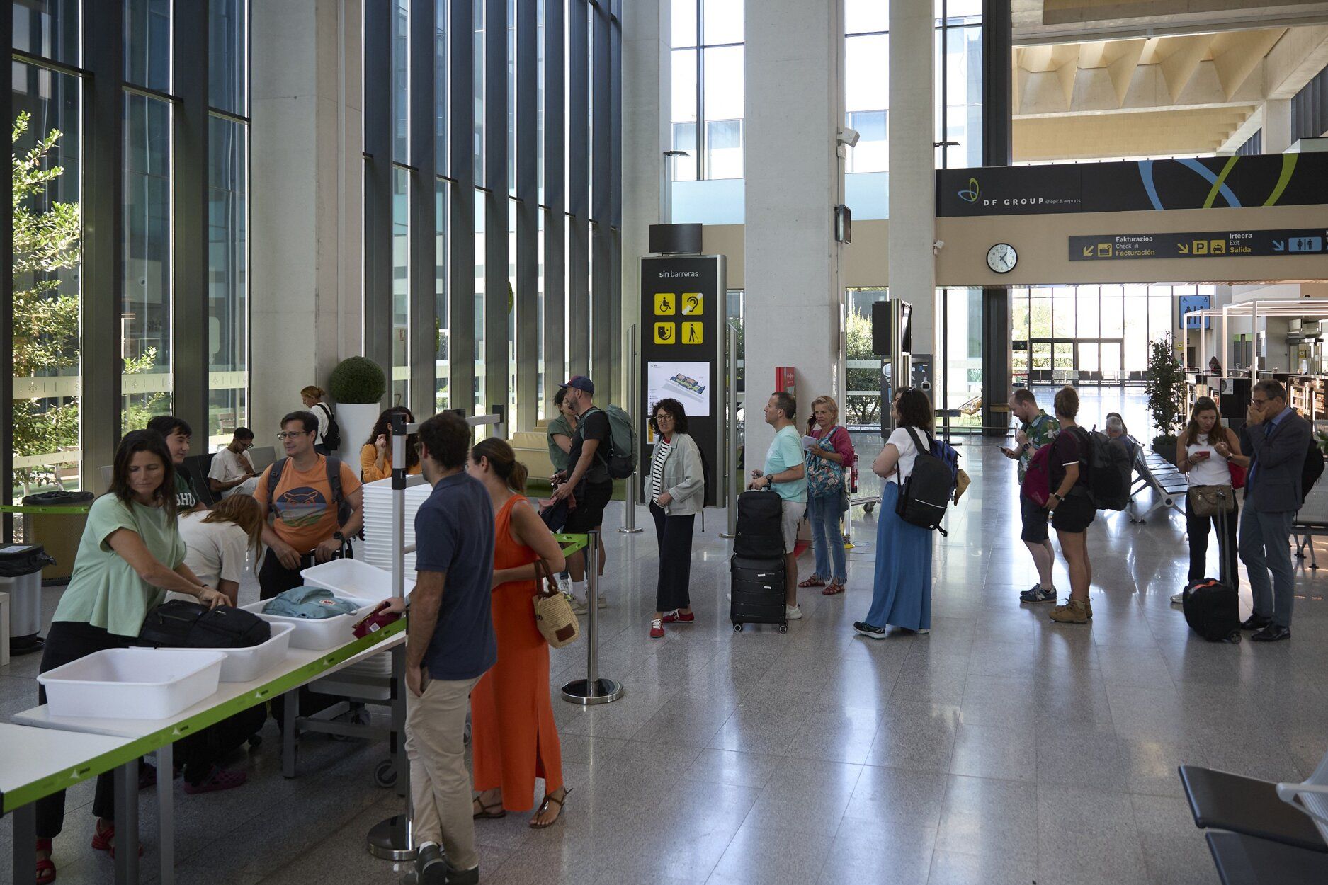 Fotos del inicio de las vacaciones de agosto en el aeropuerto de Noáin
