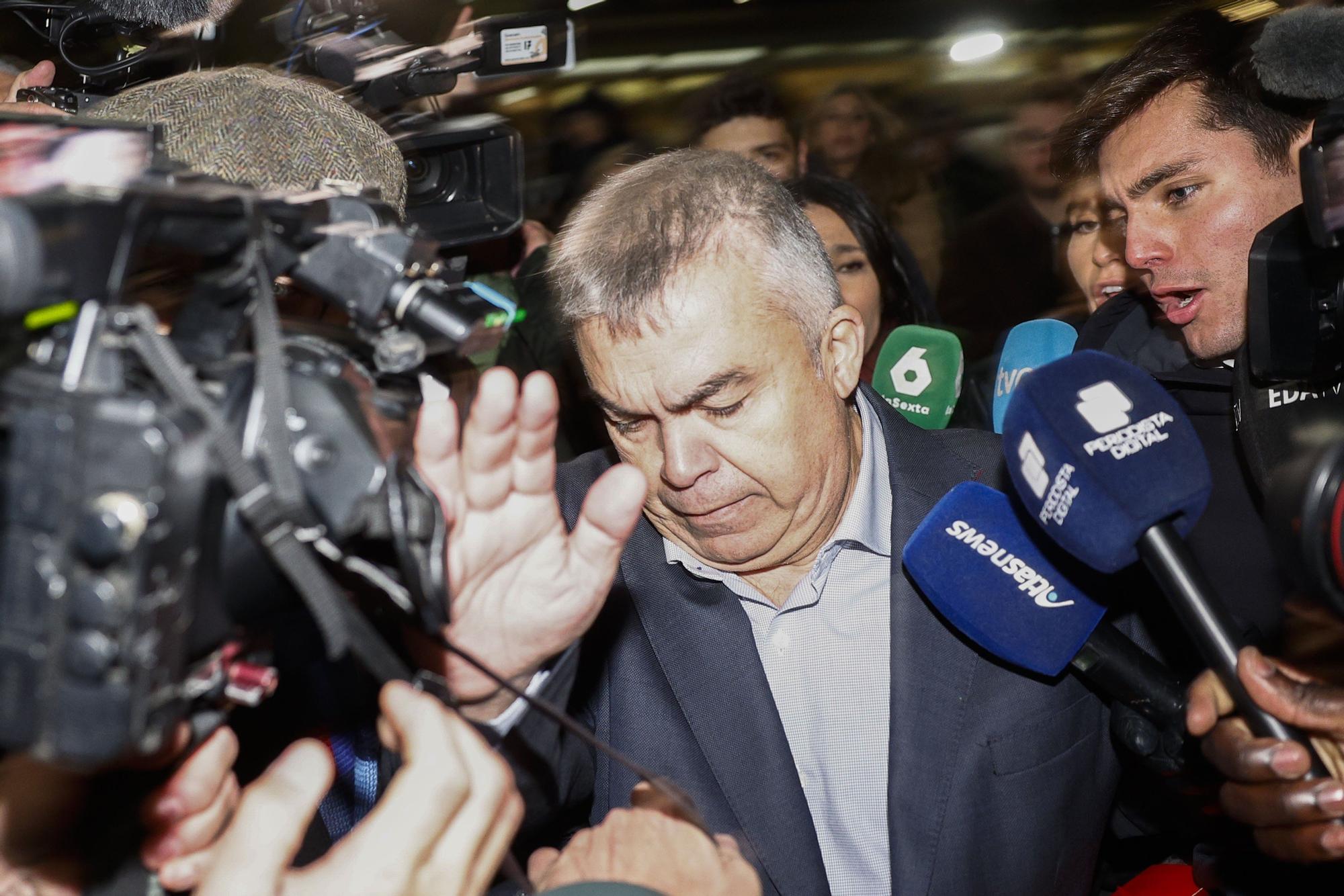 Fotos de la salida de Santos Cerdán de la cárcel de Soto del Real