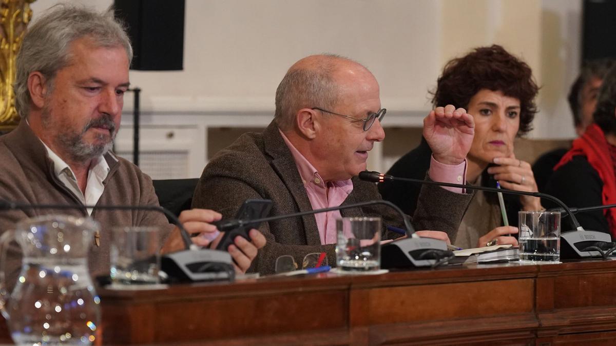 Juan Karlos Izagirre entre Jabi Vitoria y Garbiñe Alkiza