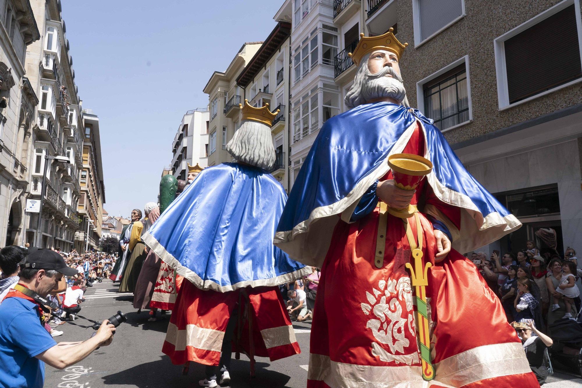 En imágenes: la comparsa de gigantes y cabezudos se despide de La Blanca 2025