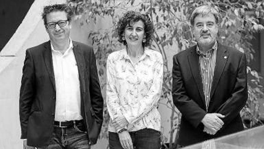 Josetxo Arrarás, director-gerente de Tracasa Instrumental, Cristina Bayona, vicerrectora de la UPNA, y Rafael Rodríguez, director Escuela Técnica Superior de Ingenieros Industriales y de Telecomunicación.