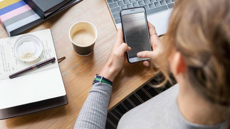 Juanma Lorente, abogado laboralista: "¡Cuidado! Si te pillan con el móvil en el trabajo puedes..."