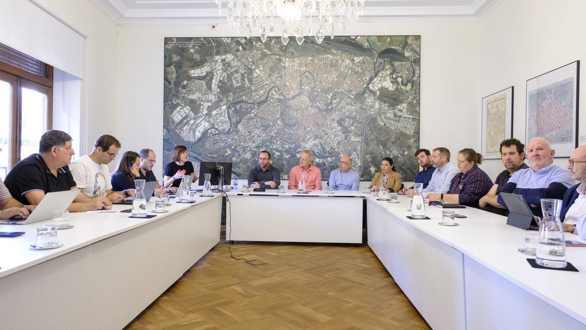 Asistentes a la reunión de este viernes en el edificio consistorial de Pamplona.