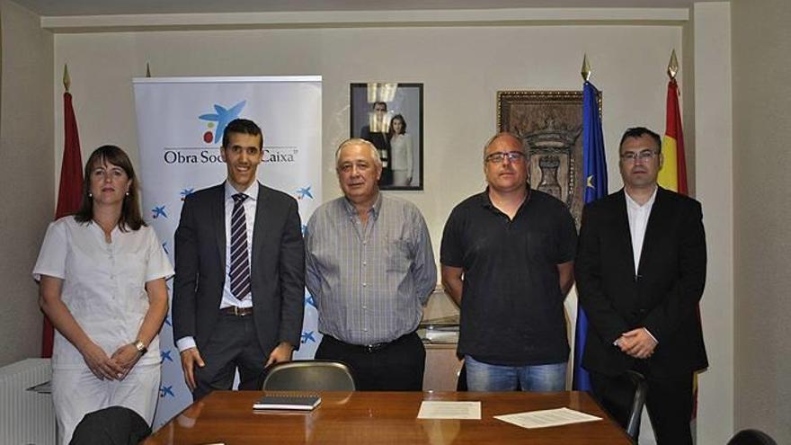 Representantes de la Caixa, del Ayuntamiento y benefactores del proyecto.