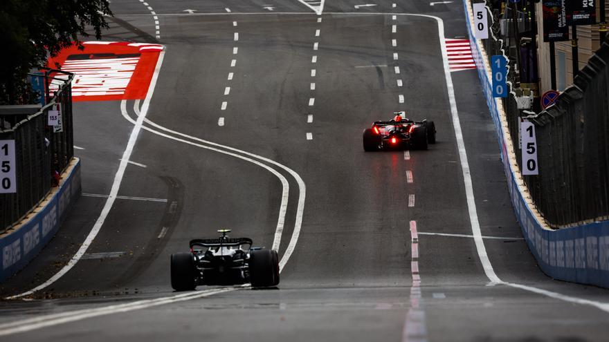 Verstappen arrebata la pole a Sainz en una accidentada clasificación en Bakú