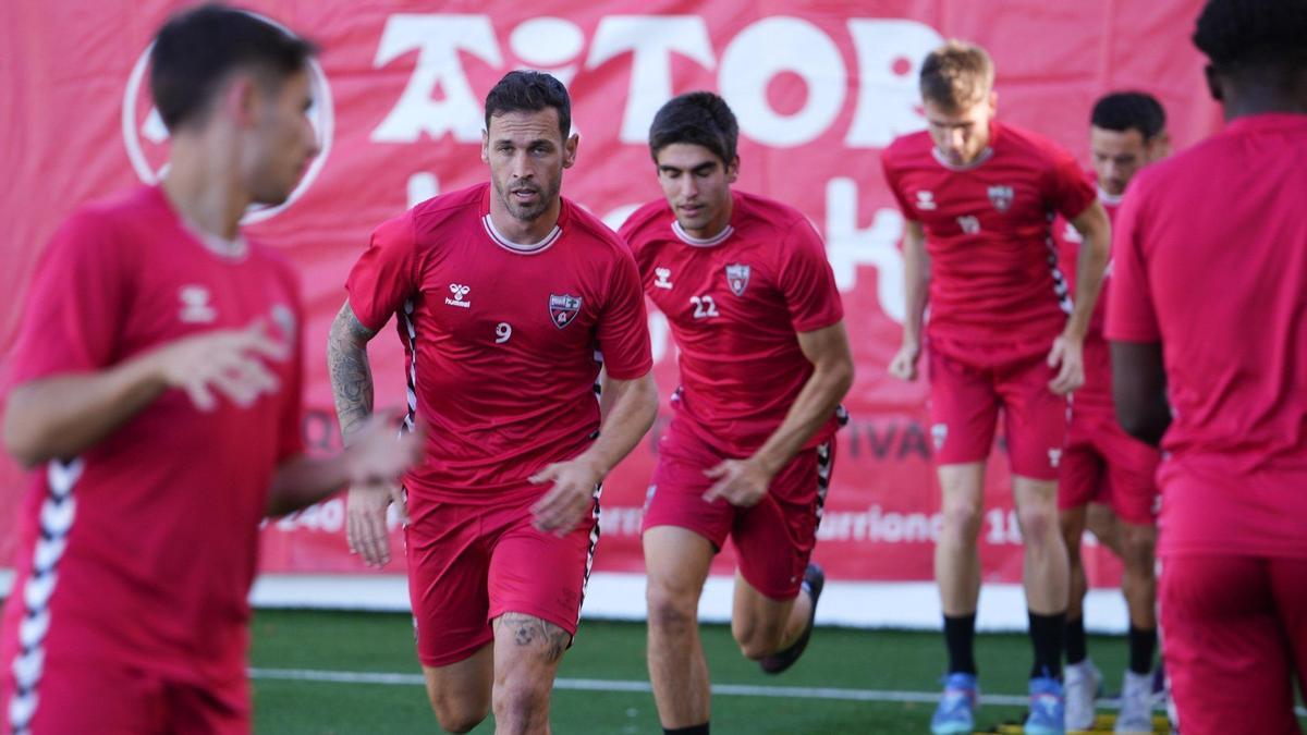 Álvaro Vázquez, delantero del Arenas, en un entrenamiento en Gobela. Álvaro Vázquez, delantero del Arenas, en un entrenamiento en Gobela.