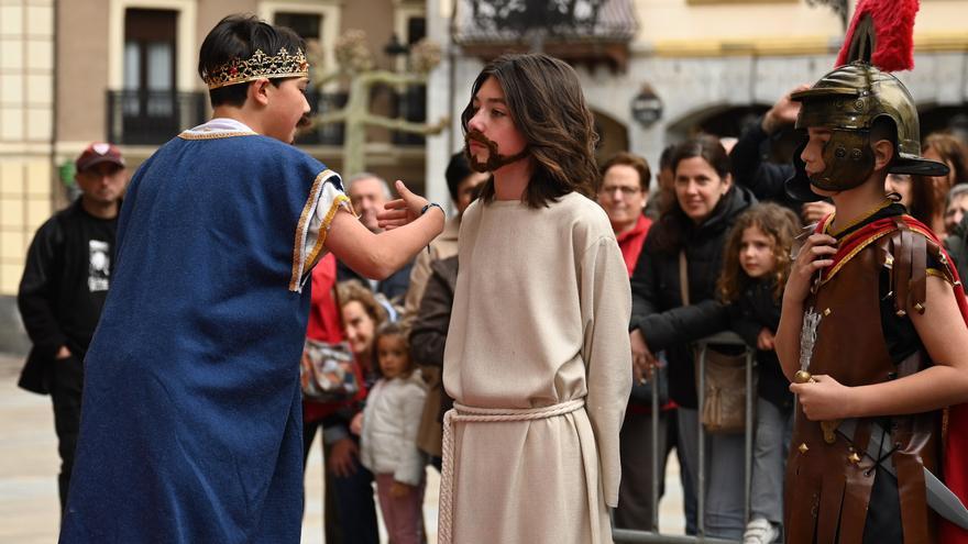 Balmaseda completa el Vía Crucis infantil pese a la lluvia con más de 300 participantes