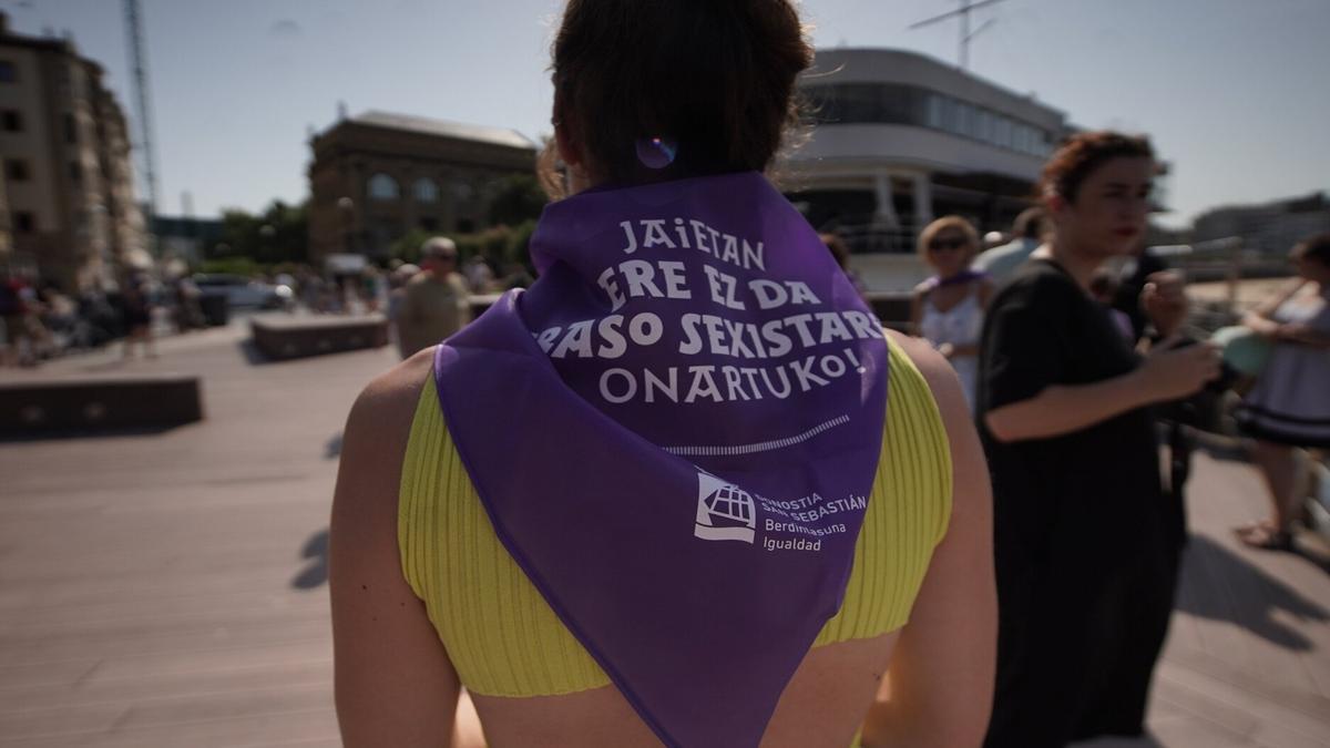 Pañuelo con un mensaje contra la violencia machista