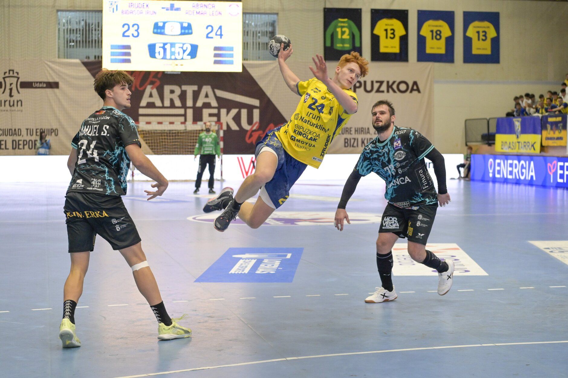 El jugador del Irudek Bidasoa Irun Piotr Mielczarski, en el duelo ante el Ademar de León en Artaleku
