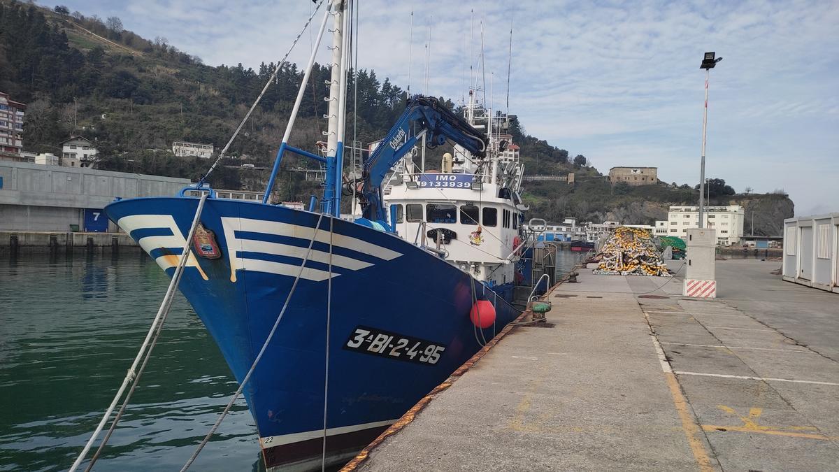 Pesquero atracado en el puerto de Ondarroa