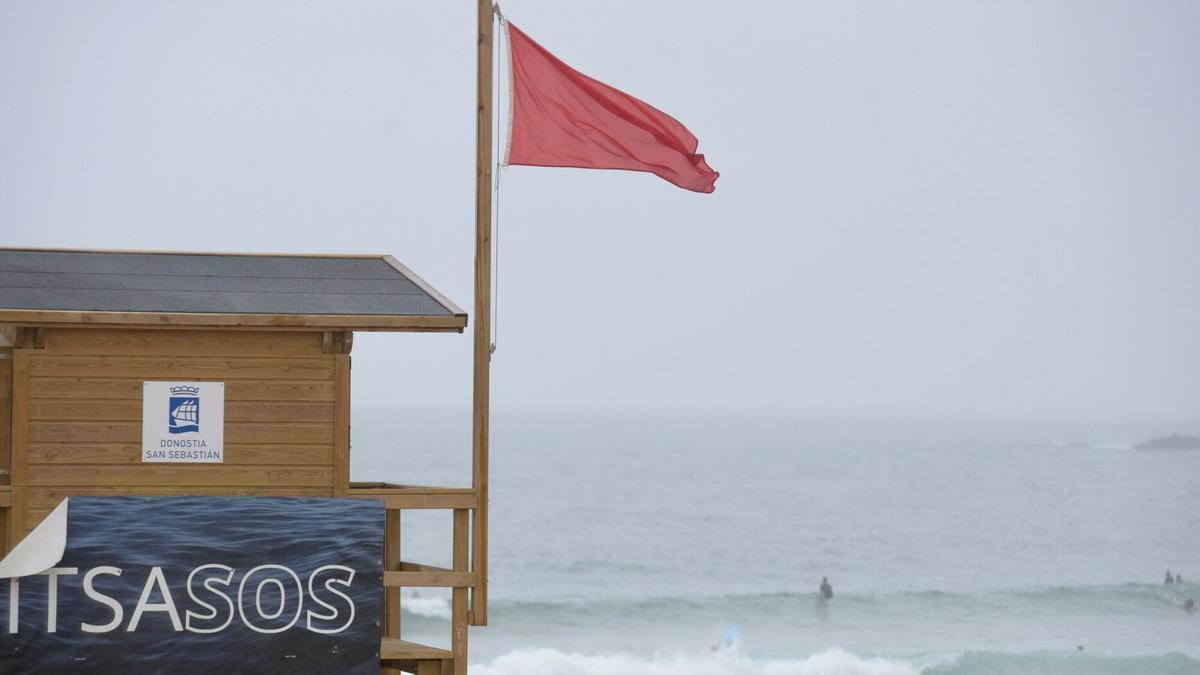 Imagen de bandera roja en la Zurriola