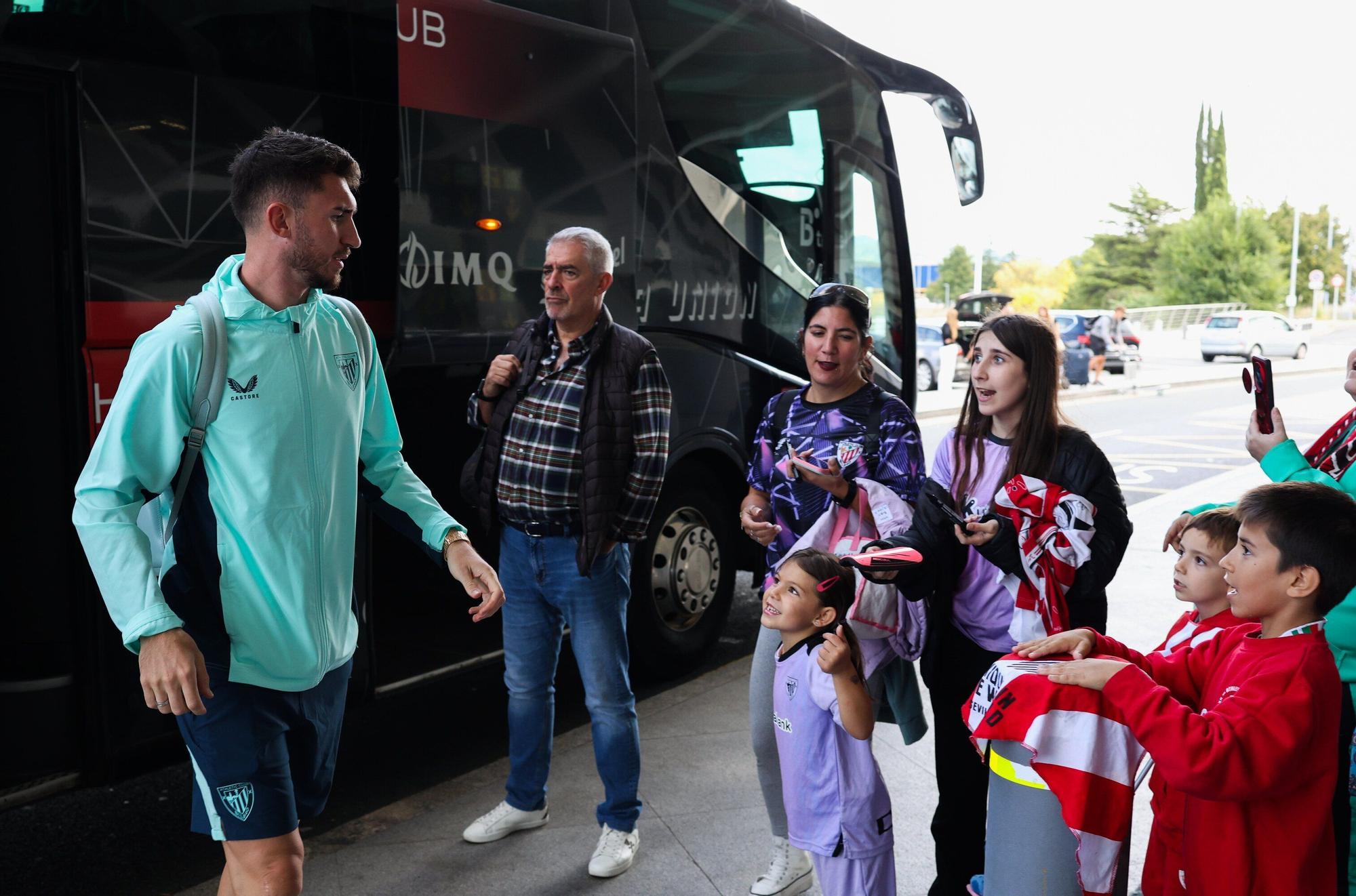 Aficionados del Athletic en el aeropuerto de Bilbao antes de viajar a Dortmund