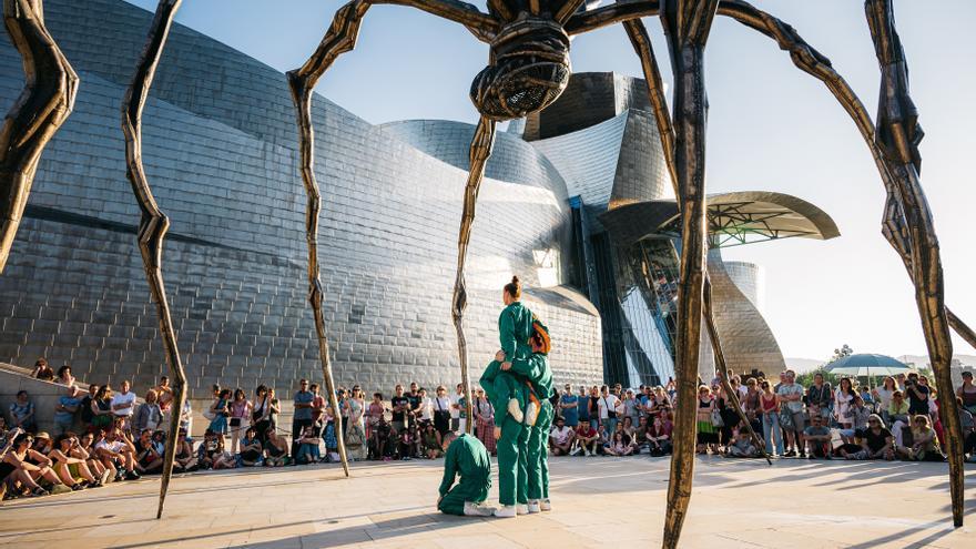 Lekuz Leku invita a redescubrir Bilbao caminando y a bailar swing junto al Guggenheim