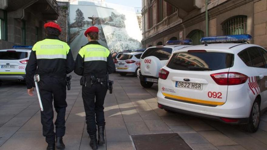 Dos policías municipales vigilando las calles de Bilbao.