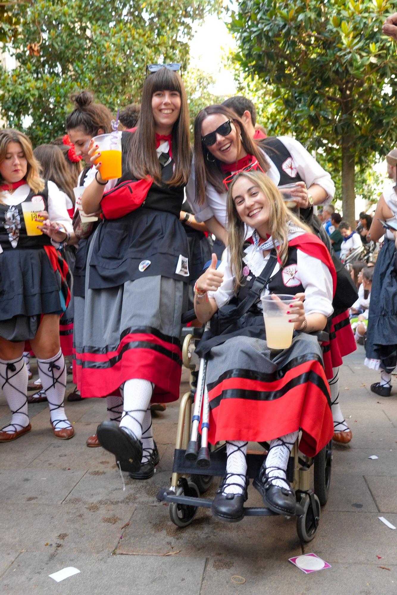 En imágenes: Blusas y neskas desfilan en el primer paseíllo