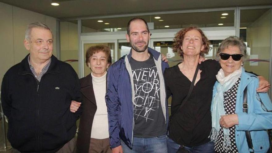 Los montañeros gallegos Carlos Somoza (c) y Chus Pazos (2ªd), a su llegada al aeropuerto de Santiago de Compostela donde han sido recibido por sus familiares.
