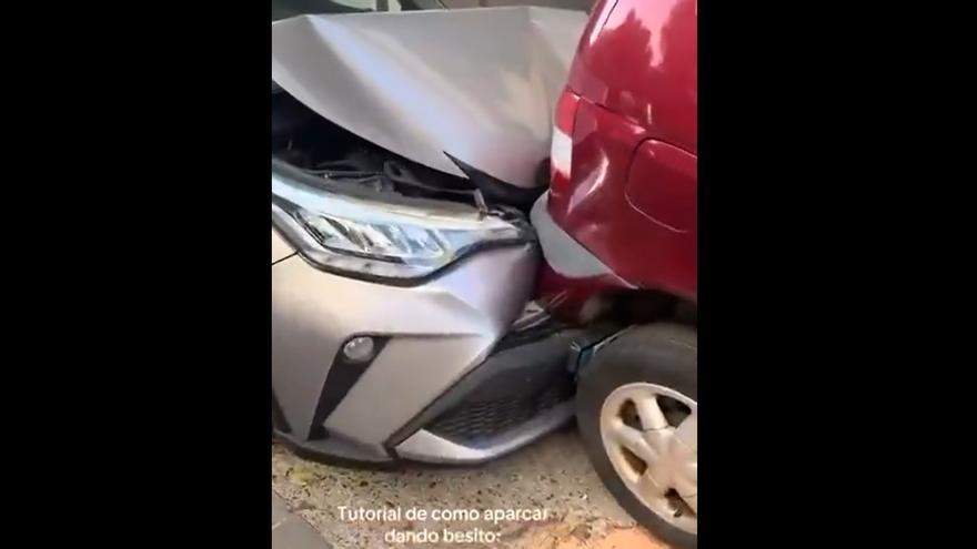 &quot;¡Aparcao!&quot; Encuentran así dos coches estacionados y con esta nota en el parabrisas