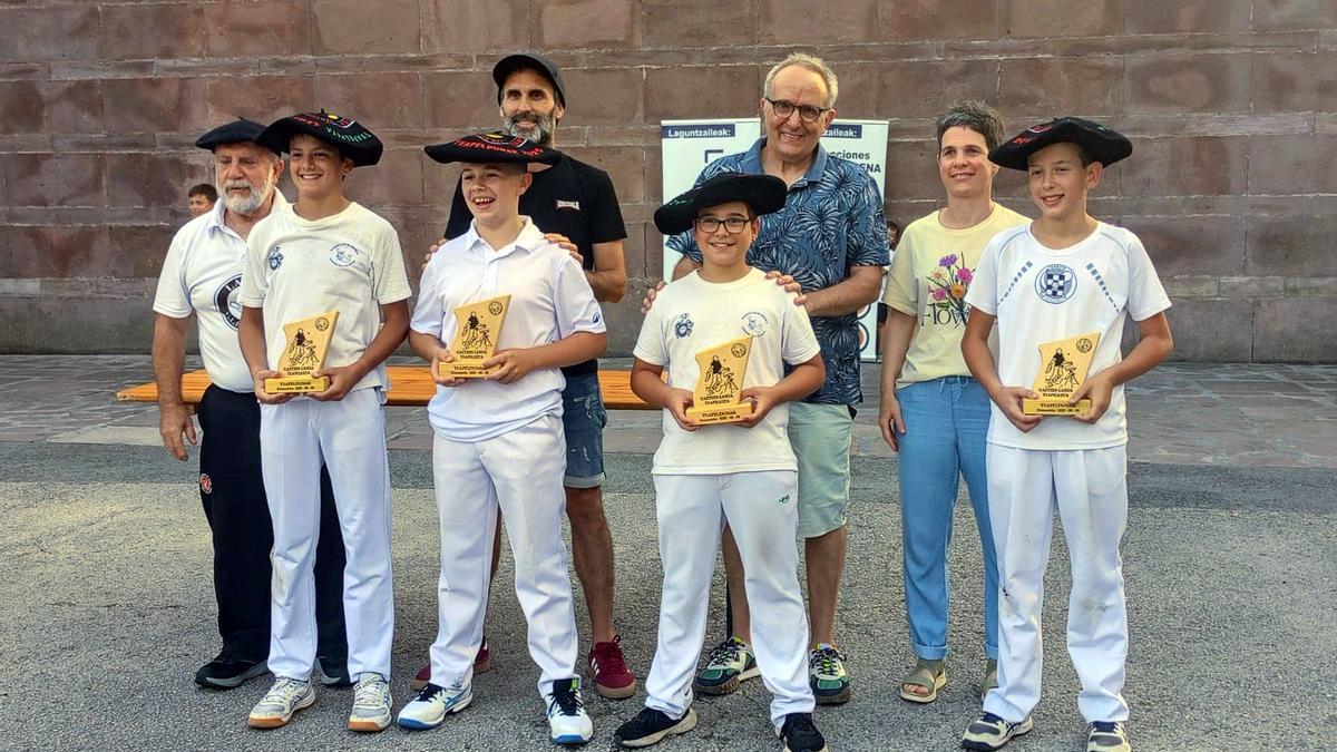 El equipo ganador de Irurita B feliz con sus trofeos.
