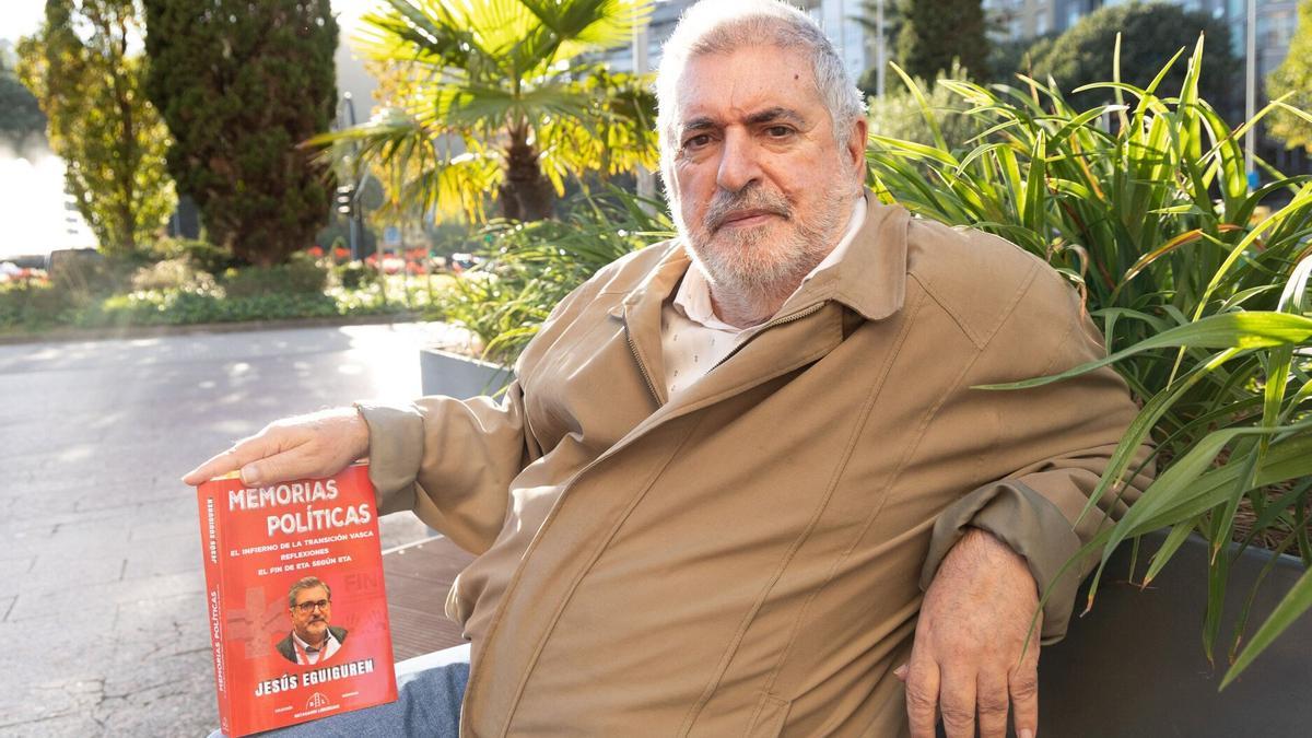 Jesús Eguiguren posa en Donostia con un ejemplar de sus memorias.