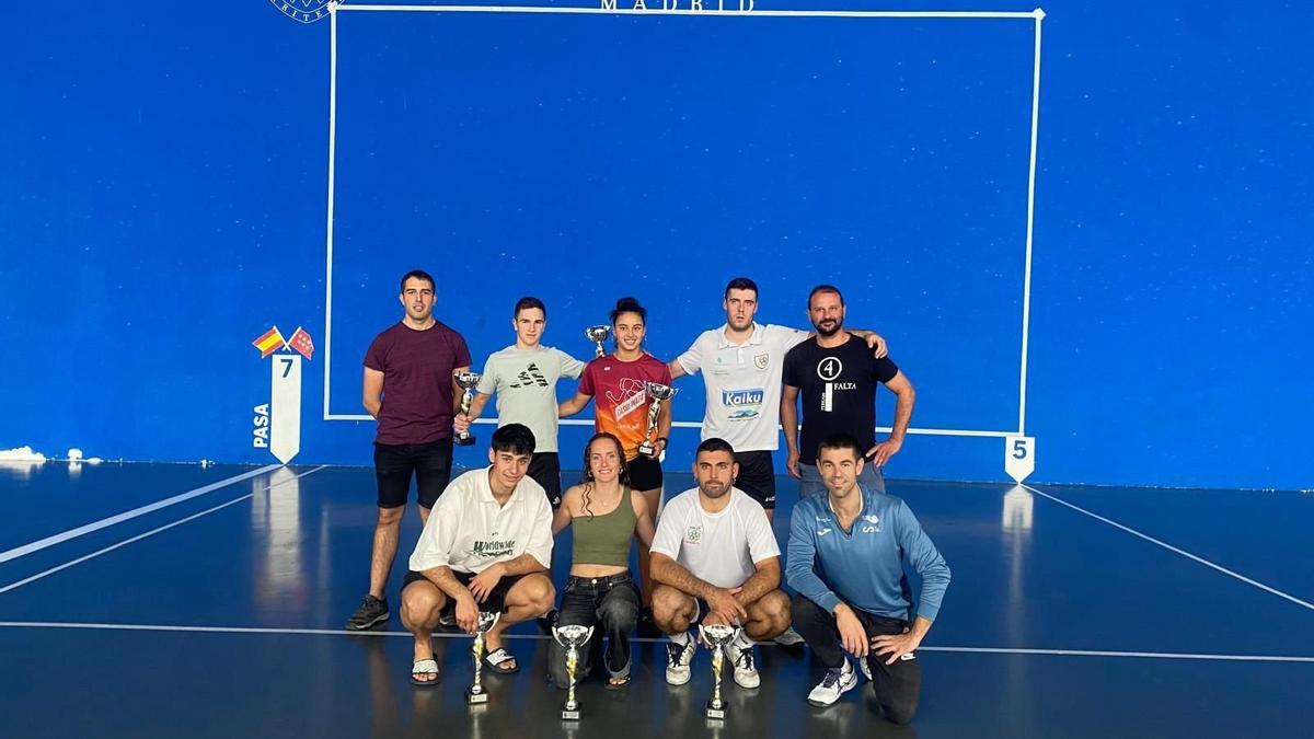 Los finalistas, con los trofeos.