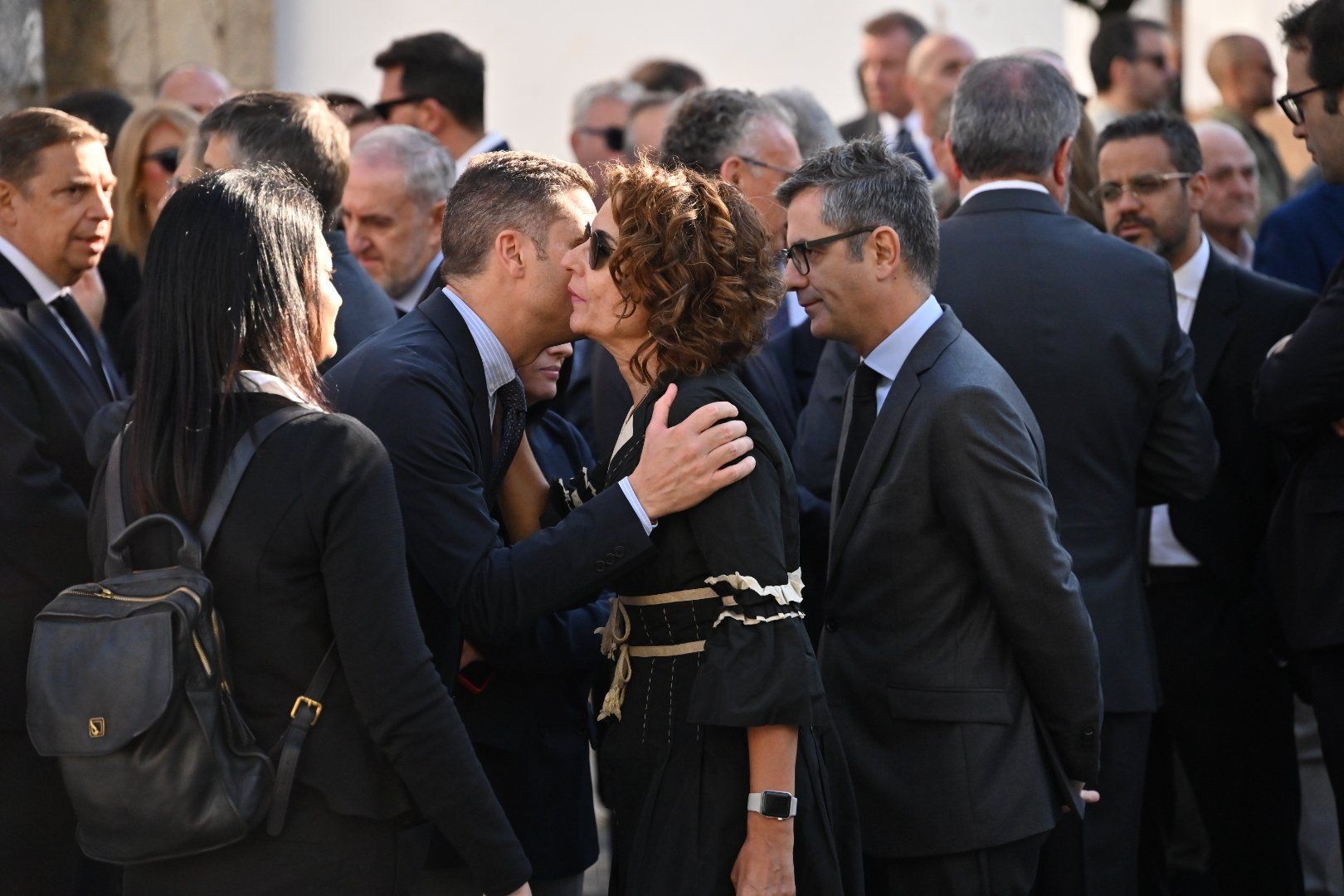 Multitudinaria despedida a Fernández Vara