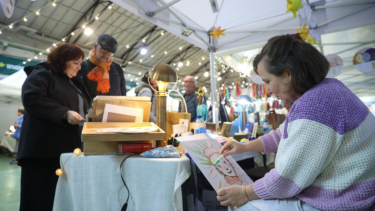 Una artista realiza una de sus obras en directo.