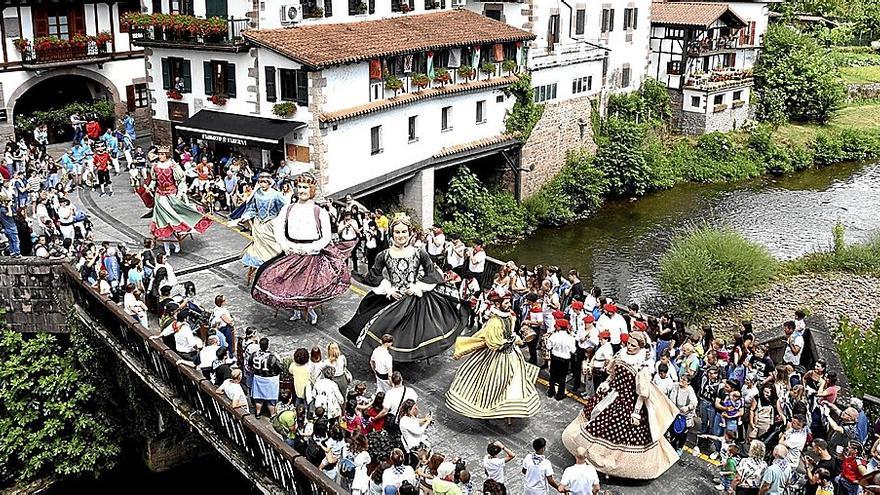 El baile de los gigantes de la comparsa de Elizondo sobre el puente de Muniartea, en Txokoto, unos de los actos emotivos de Santiagos.