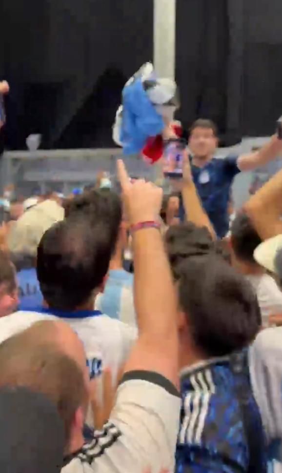Juan Manuel Montero, con camiseta azul oscuro al fondo, fue 'manteado' por el resto de hinchas al recuperar su cartera.