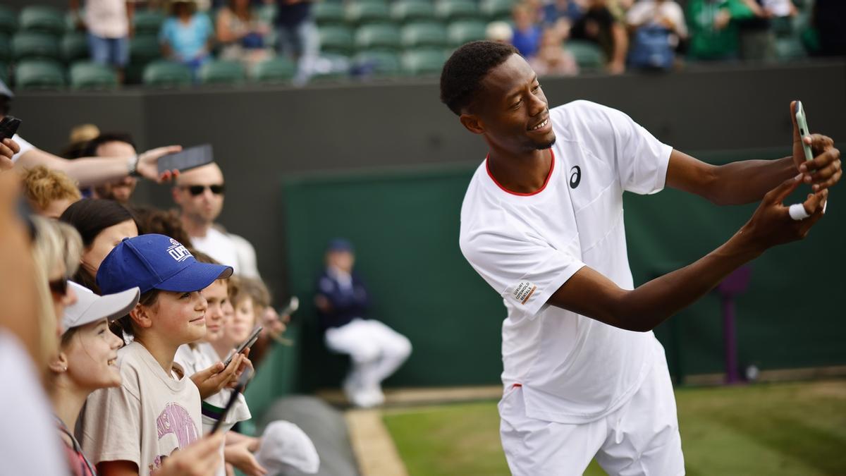 Christopher Eubanks interactúa con los aficionados tras su triunfo de ayer en Wimbledon.