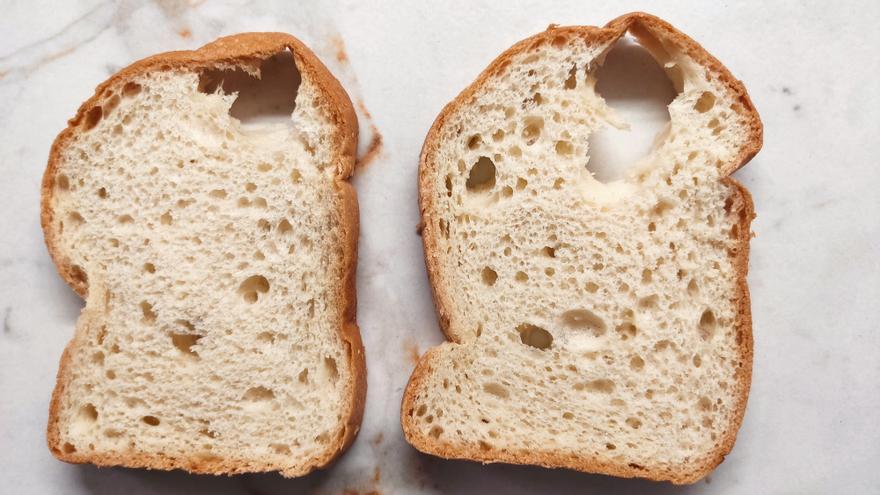 La cantidad y el tamaño de los agujeros de las tostadas de pan motivan la queja de un consumidor