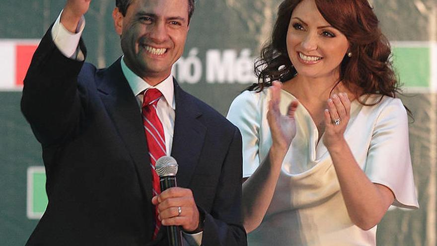 El candidato presidencial por el Partido Revolucionario Institucional (PRI), Enrique Peña Nieto, junto a su esposa, la actriz Angélica Rivera