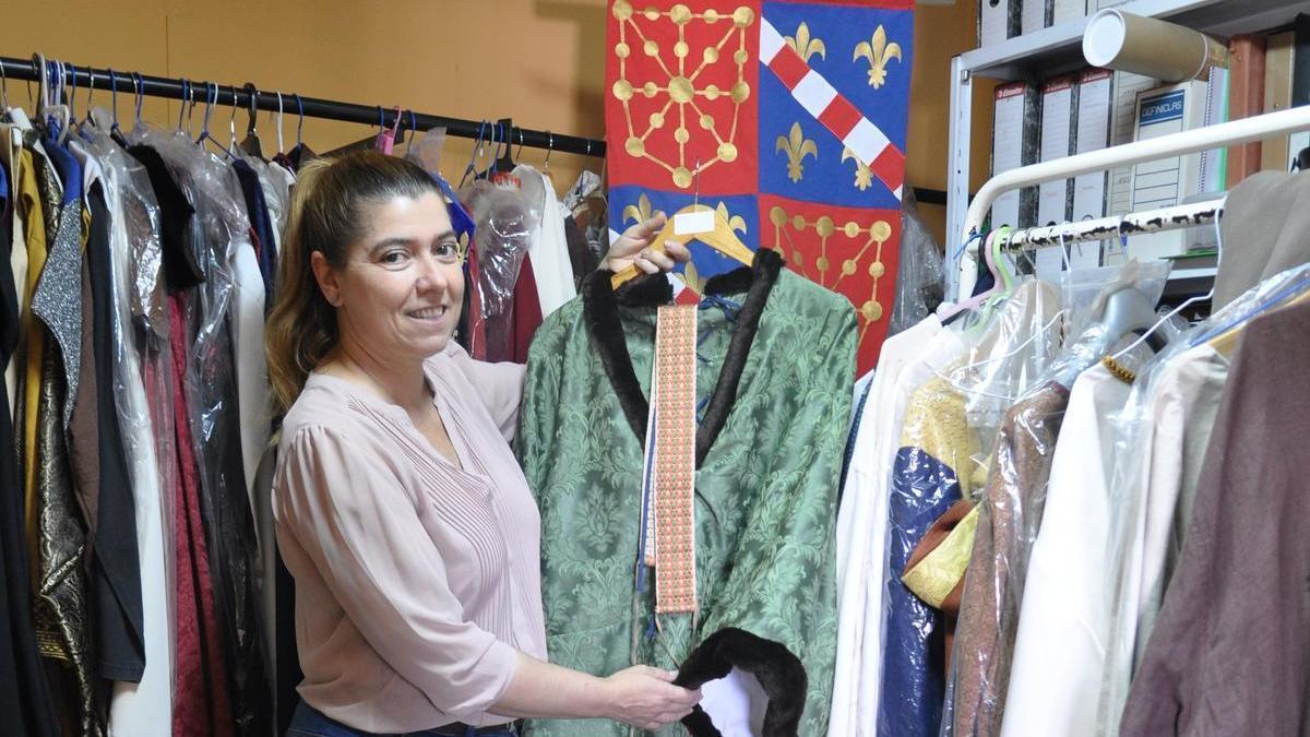 Estrella Iriarte posa en su taller de Artajona con uno de los trajes que se utilizarán en el Privilegio de la Unión.