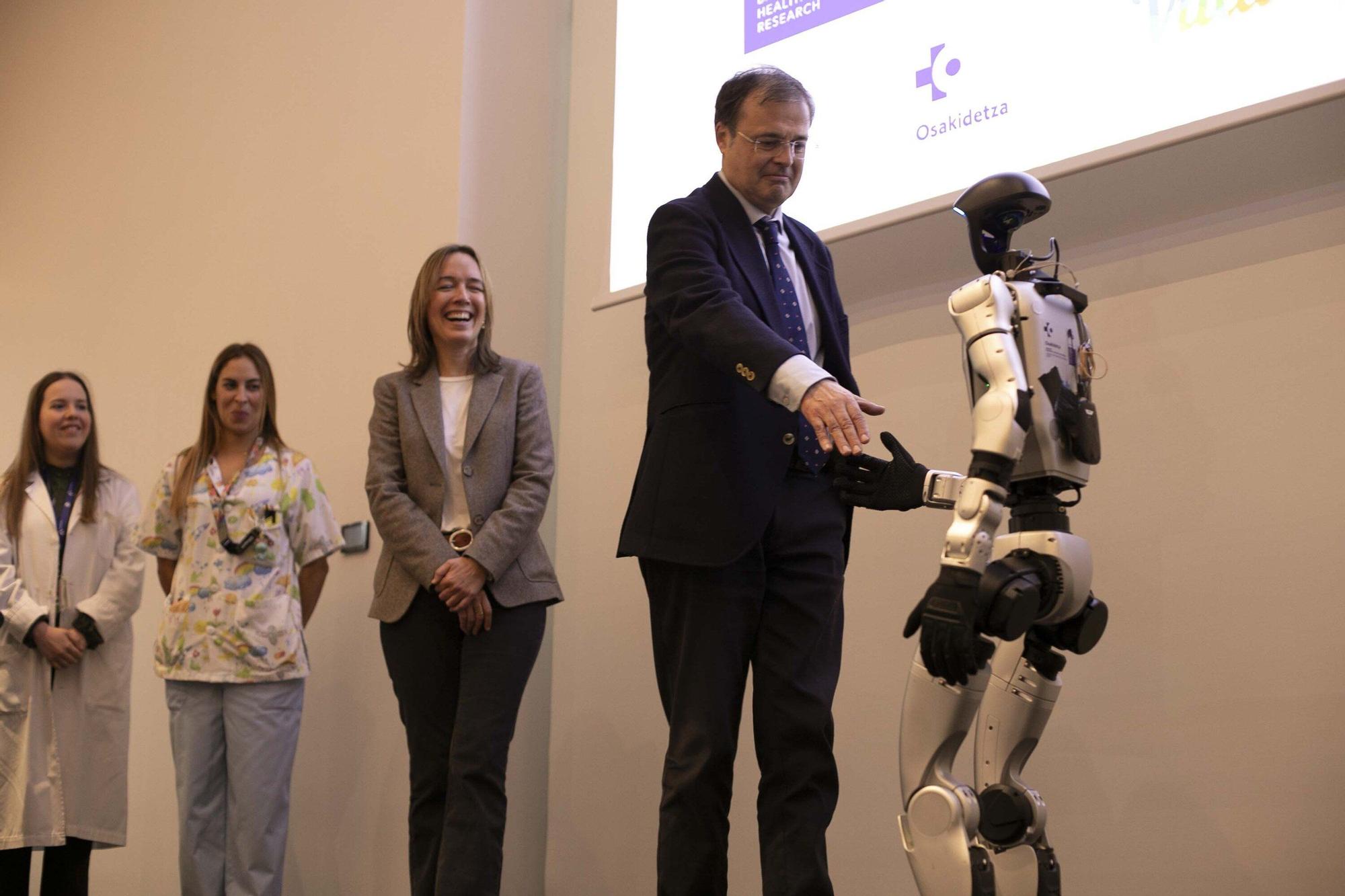 En imágenes: Así es SAAKI, el nuevo robot pediátrico que ayudará a los niños ingresados en el HUA-Txagorritxu