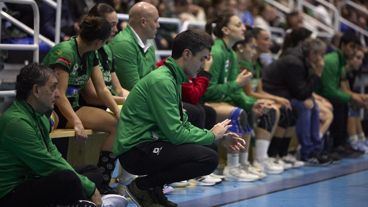 El técnico Miguel Etxeberria, pensativo durante el derbi ante el Super Amara Bera Bera.