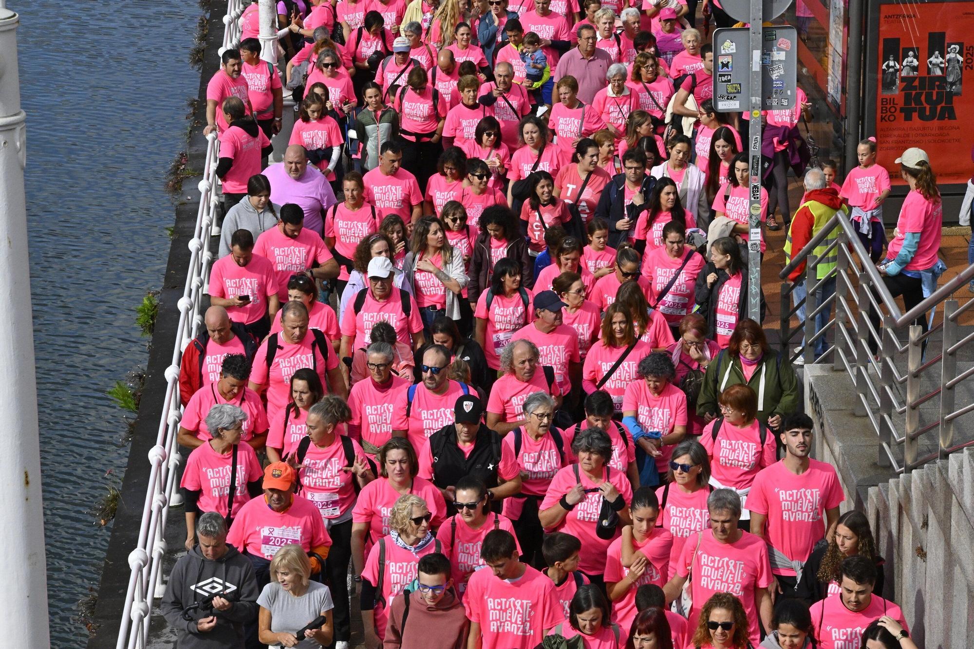 En imágenes: los paraguas tiñen la marea rosa de Bilbao