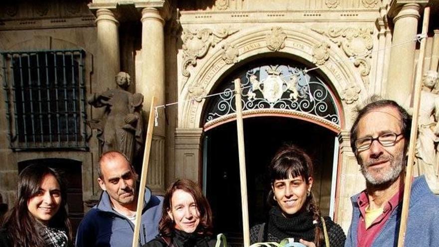 De izquierda a derecha, Andrea, José Luis, Jara Calvo, Leire Aliende e Ignacio, con el carrito de huerto símbolo de su proyecto.