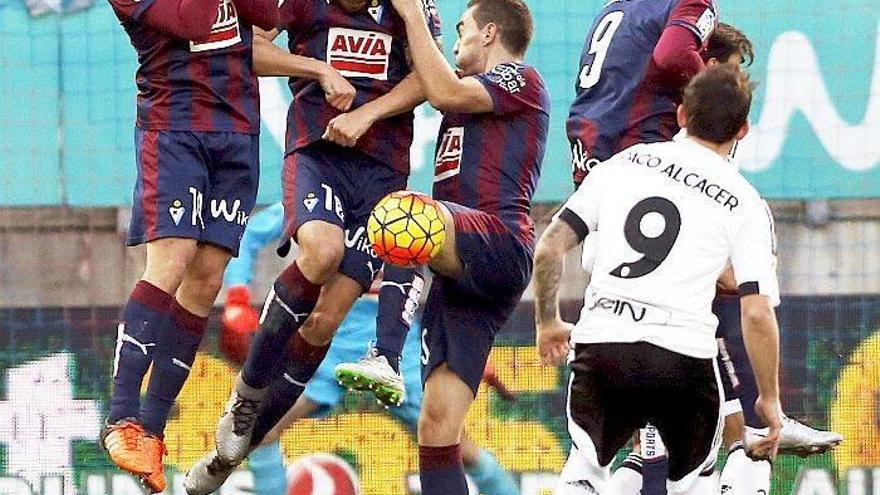 La barrera del Eibar detiene un lanzamiento del delantero del Valencia Francisco Alcácer
