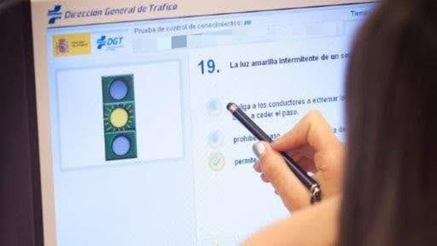 Autoescuelas denuncian que Tráfico bloquea hacer más exámenes téoricos en Navarra