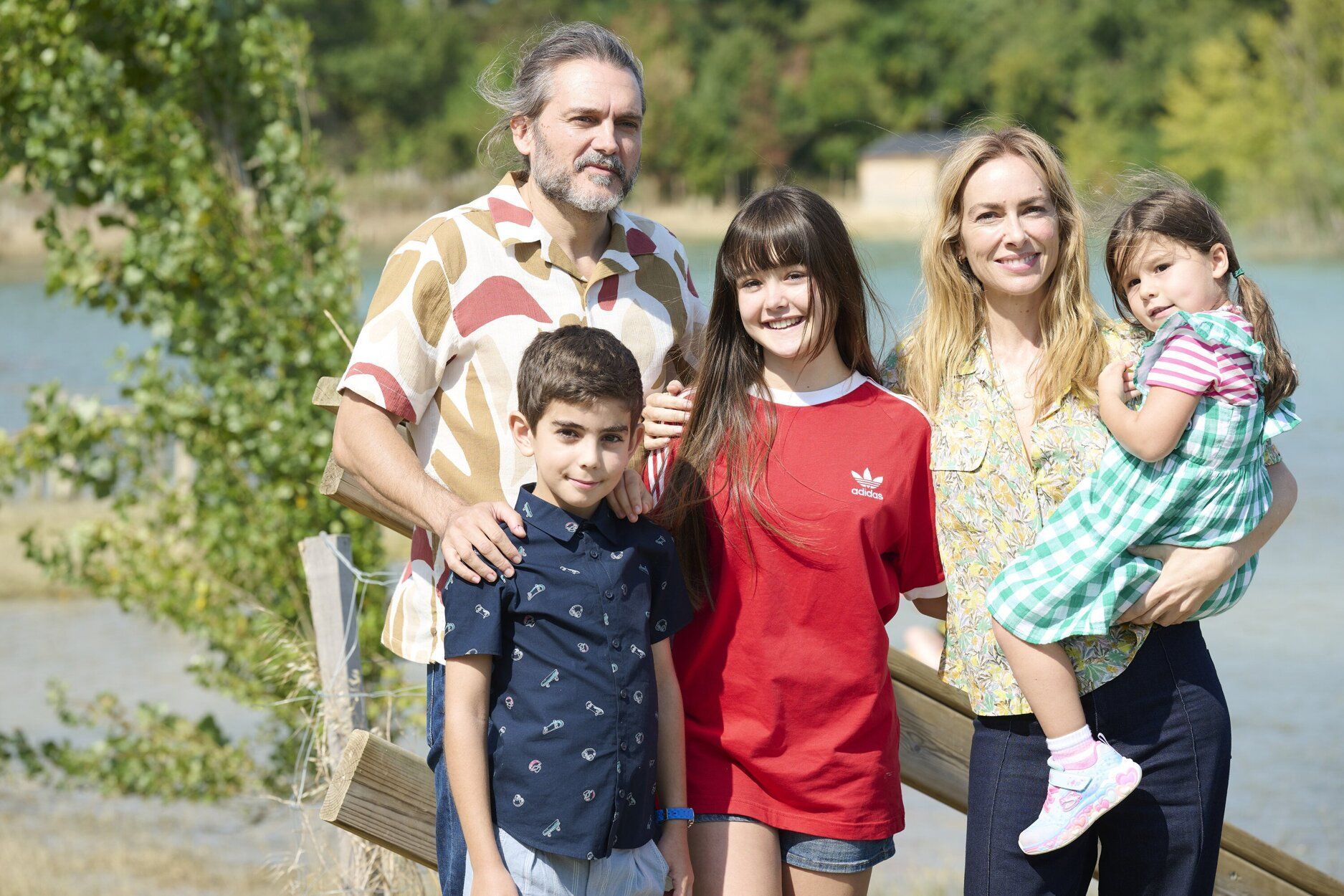 Salva Reina y Kira Miró con su familia ficticia en la película &#039;Tres de más&#039;.
