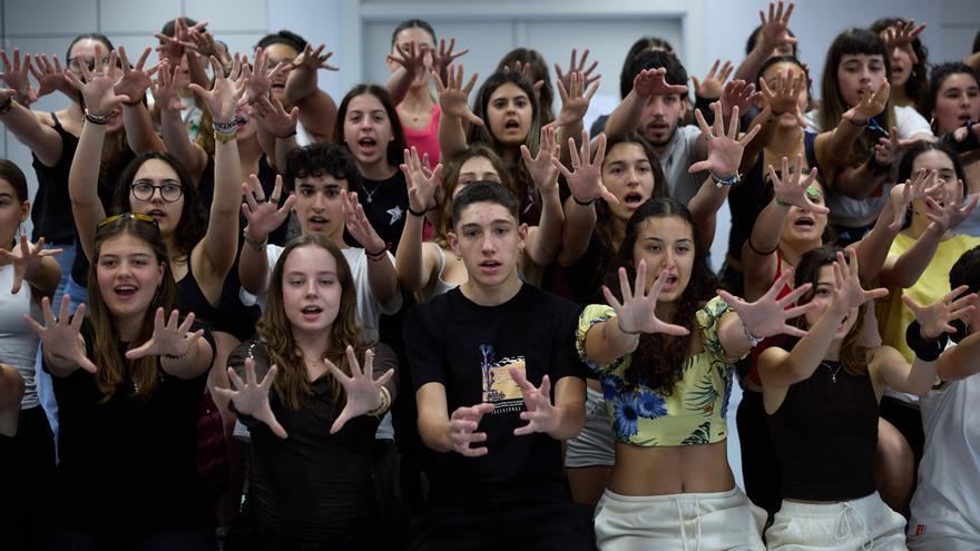 El IES Alaitz lleva al escenario la montaña rusa de la adolescencia con el musical ‘En plan… nerabe!’