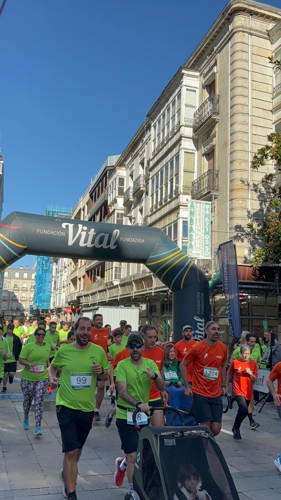 En imágenes: Vitoria se tiñe de verde por la ELA