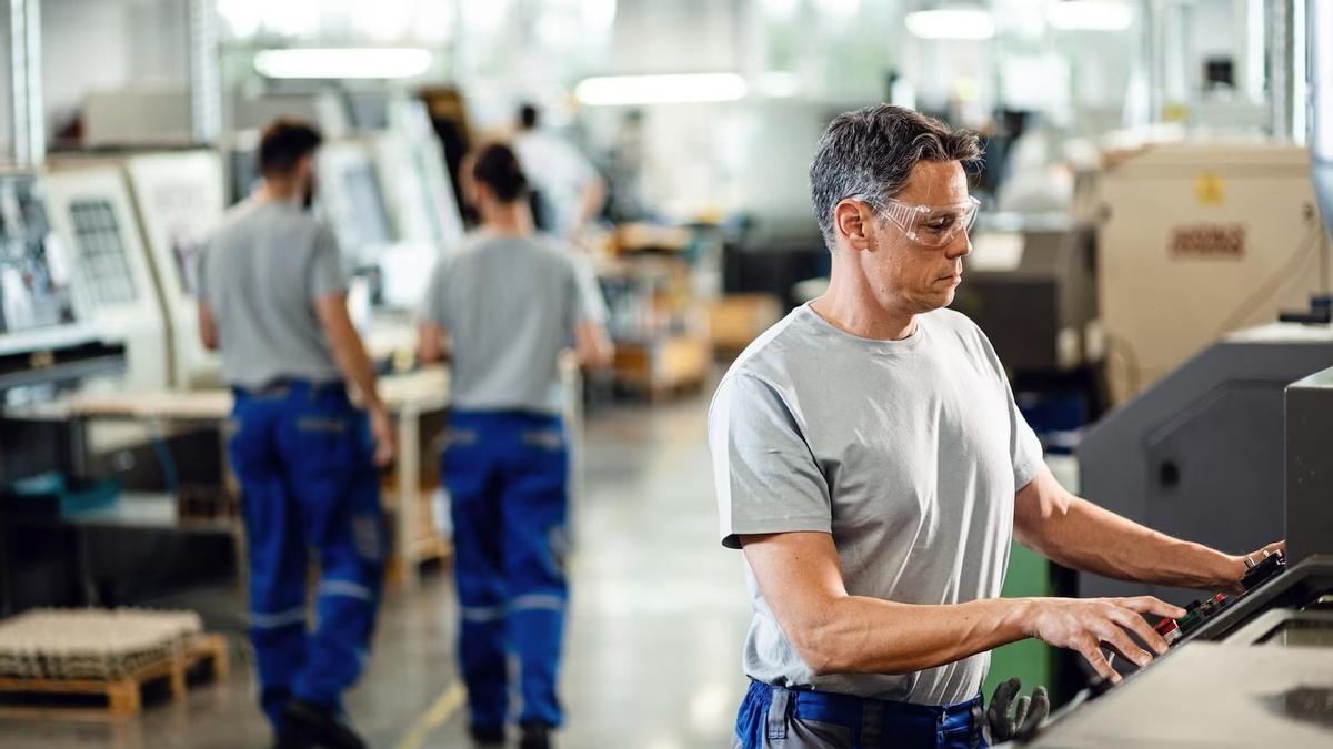 Trabajador con una máquina en una instalación industrial