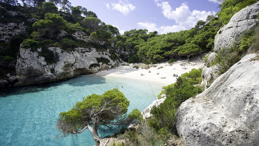 El Camí de Cavalls, una senda histórica de 185 kilómetros para dar la vuelta completa a Menorca en bici a pie o a caballo
