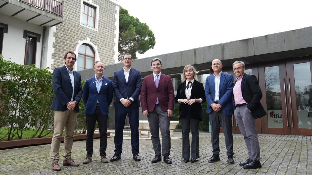 Foto de familia de los participantes en esta cita sobre modernización tecnológica junto con representantes de DEIA. Foto: Markel Fernández
