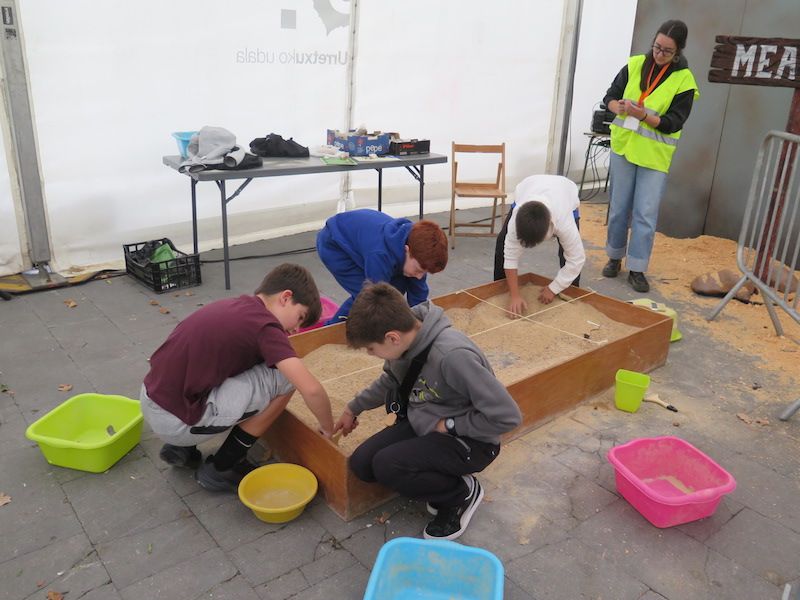 Los minerales, los fósiles y los dinosaurios toman Urretxu
