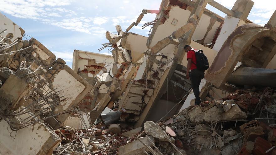 Venezuela sepulta a familias enteras una semana después de los terremotos