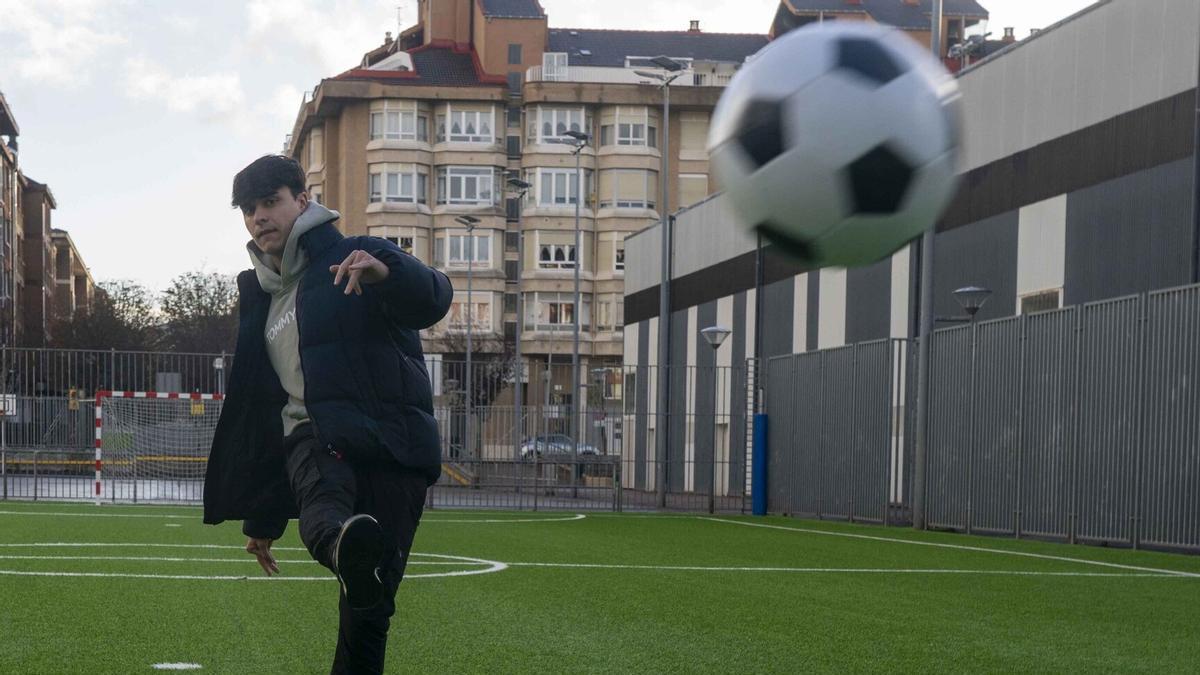 Mikel Ortiz de Urbina golpea el balón en el campo de fútbol de San Martín