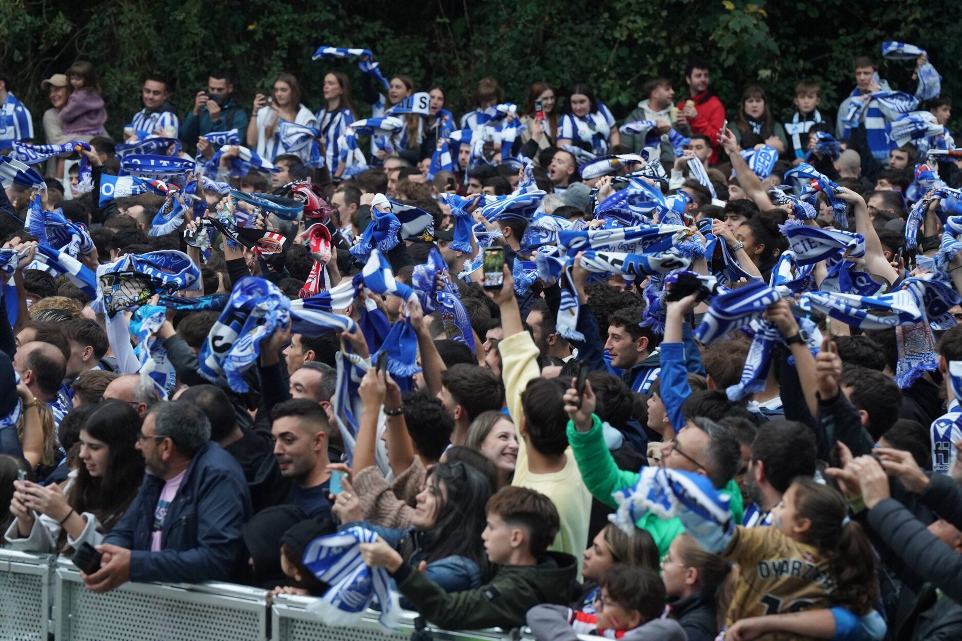 Recibimiento antes del derbi