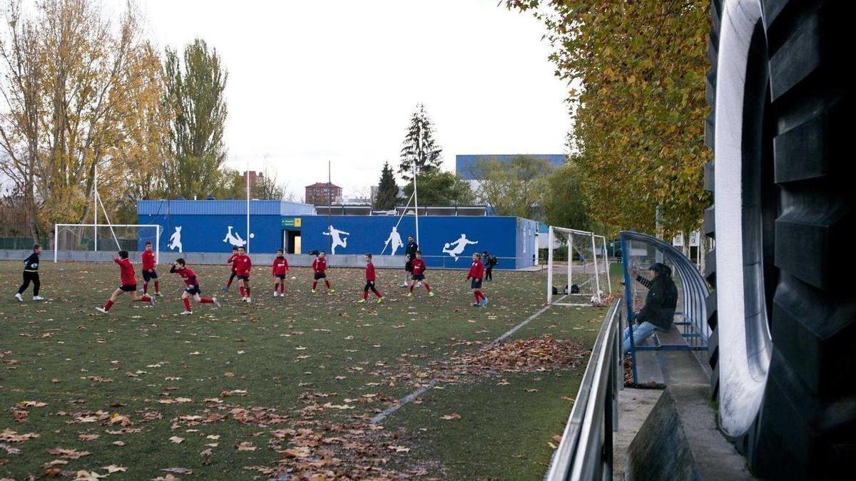 Varios niños en un entrenamiento de fútbol en Betoño